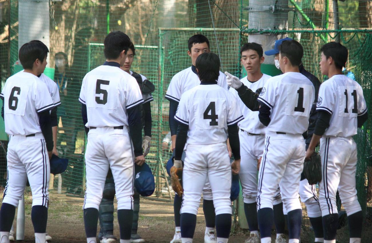 新宿対城西大城西　イニング間に田久保監督の話を聞く新宿の選手たち（撮影・保坂恭子）