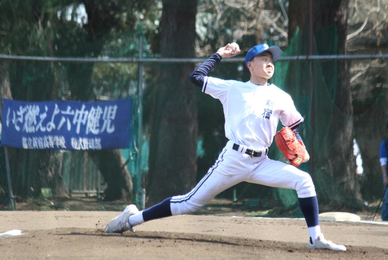 新宿対城西大城西　横断幕を背に力投する新宿・加藤（撮影・保坂恭子）