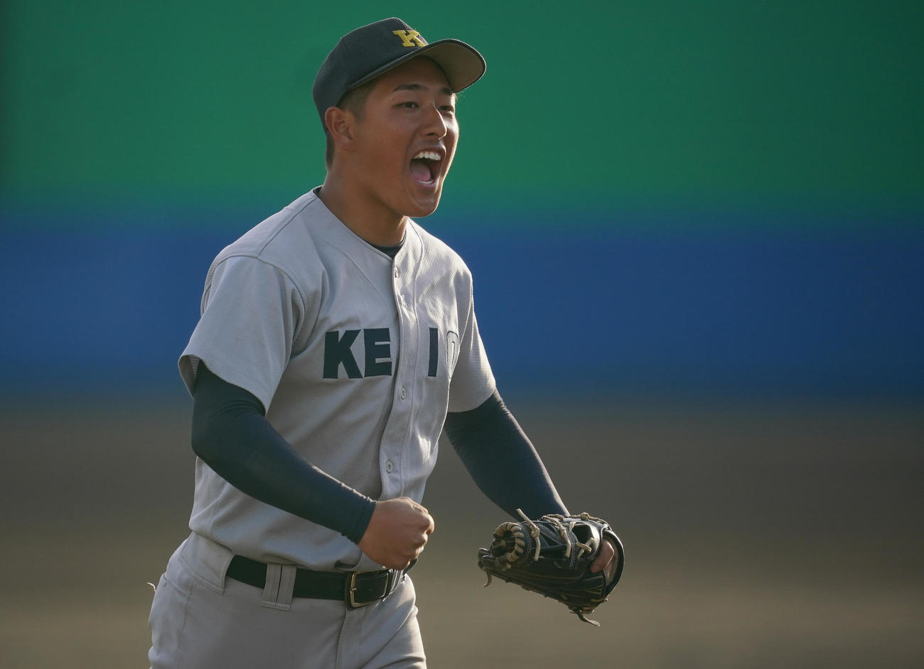東海大相模との練習試合でピンチの場面を乗り切り雄たけびを上げる慶応・清原（撮影・垰建太）