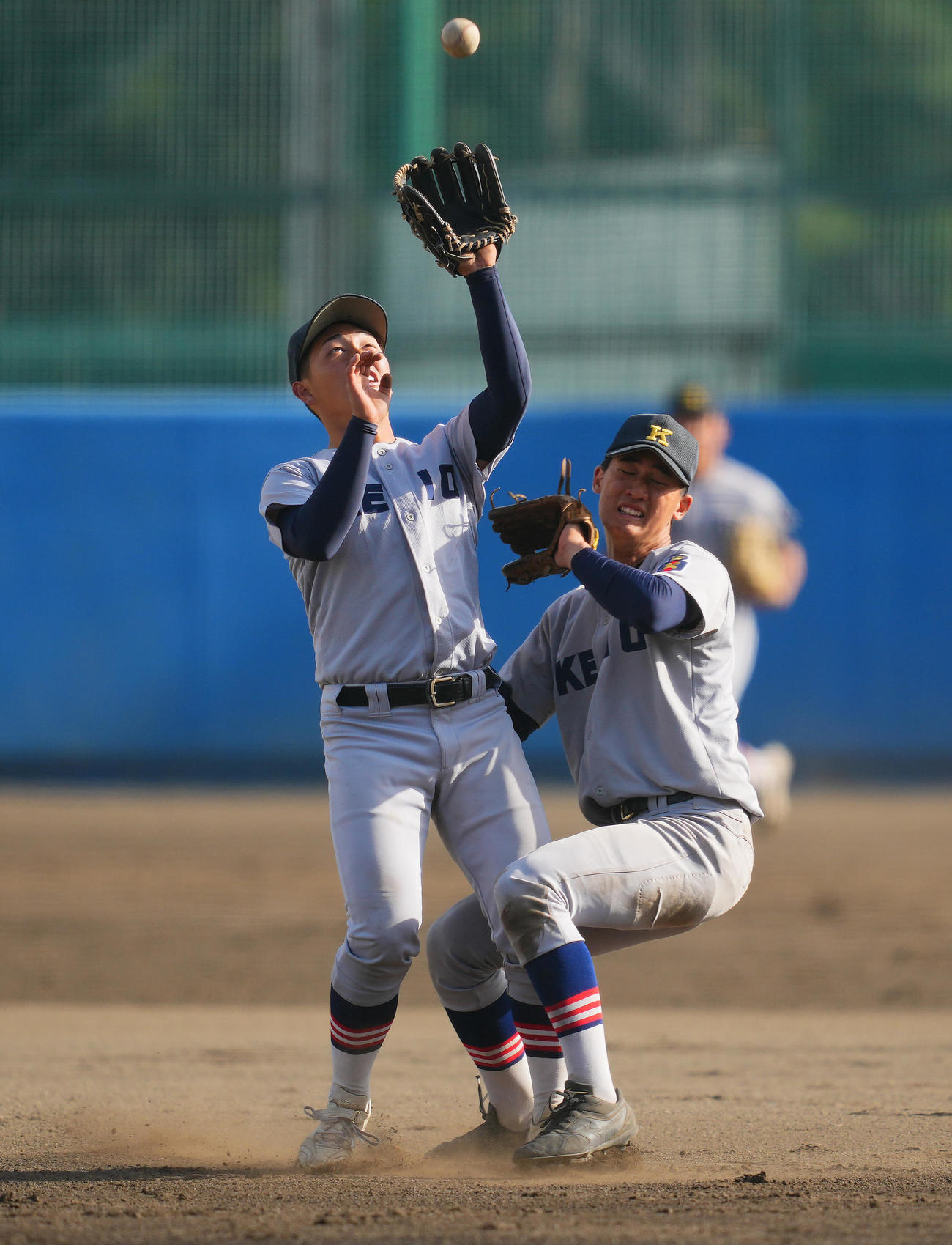 東海大相模との練習試合で交錯しそうになりながらもフライを捕球する清原（左）（撮影・垰建太）