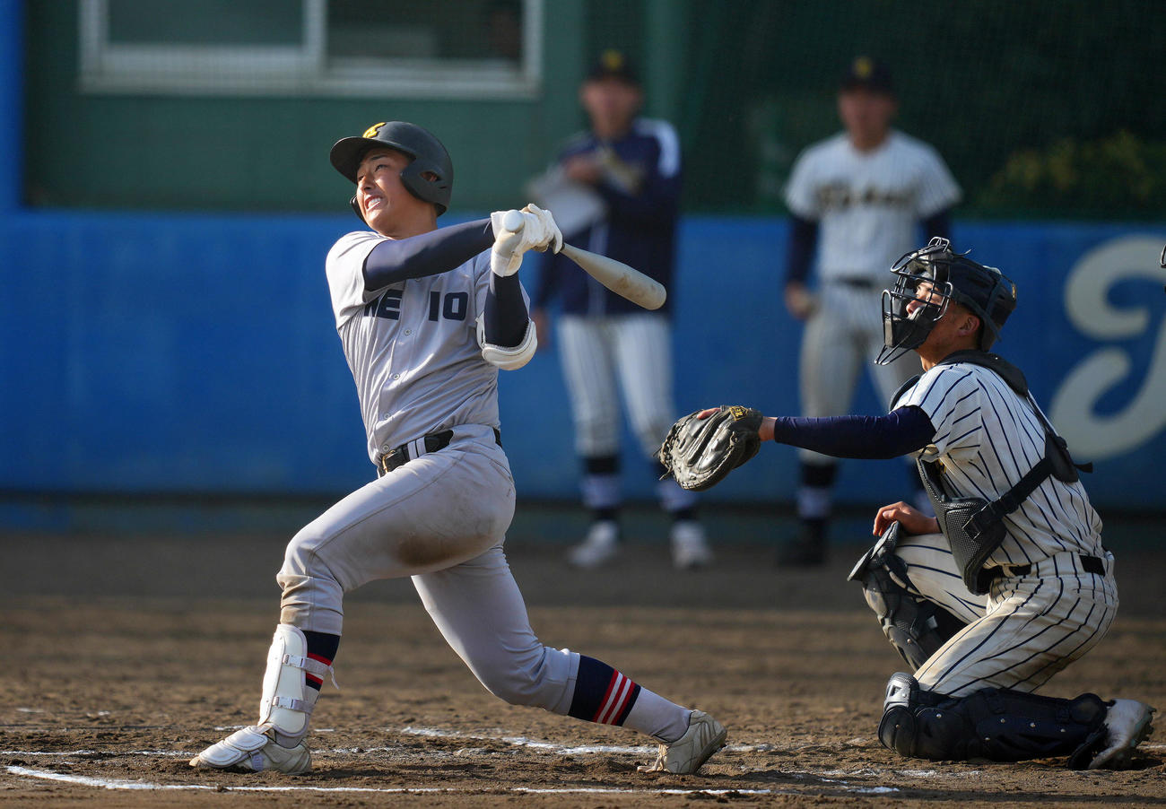 東海大相模との練習試合の6回、左越えにソロ本塁打を放つ慶応清原（撮影・垰建太）