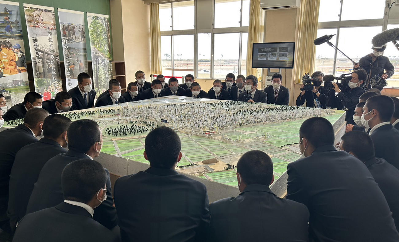 荒浜小を訪れ、語り部の話に耳を傾け、震災について学んだ仙台育英の選手たち（撮影・佐藤究）