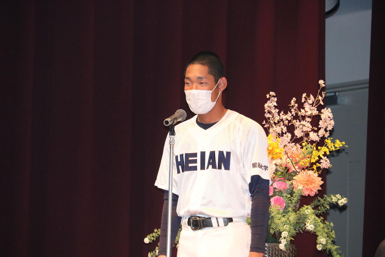龍谷大平安のセンバツ出場壮行会で主将の山口翔梧内野手（3年）が決意を語る（撮影・林亮佑）