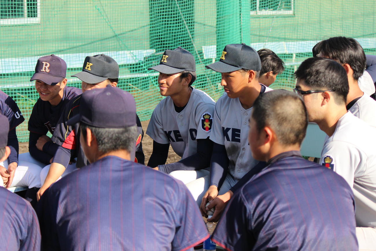 練習試合後に意見交換ミーティングを行う立命館宇治と慶応の選手たち（撮影・柏原誠）