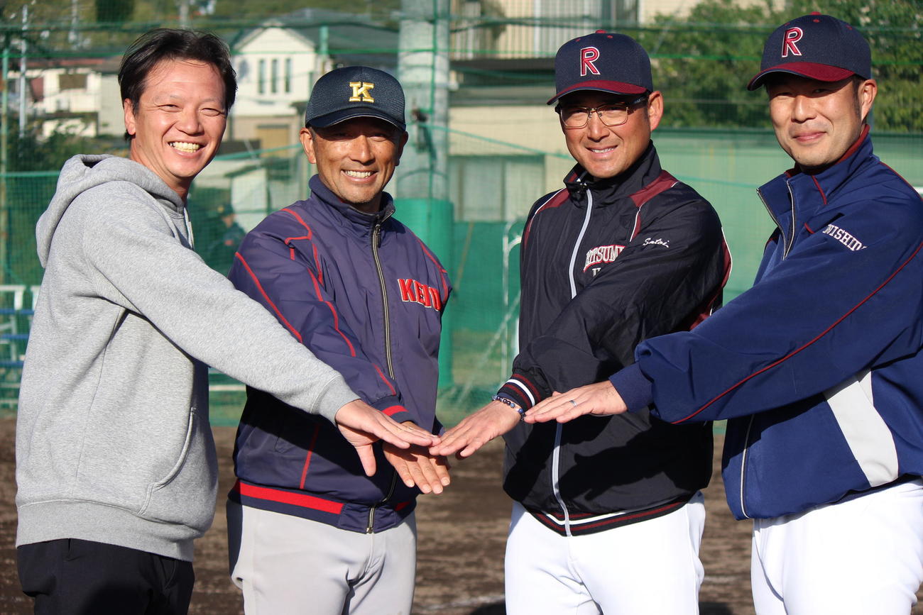 練習試合後に笑顔でポーズをとる左から阪長氏、慶応・森林監督、立命館宇治・里井監督、西田部長（撮影・柏原誠）