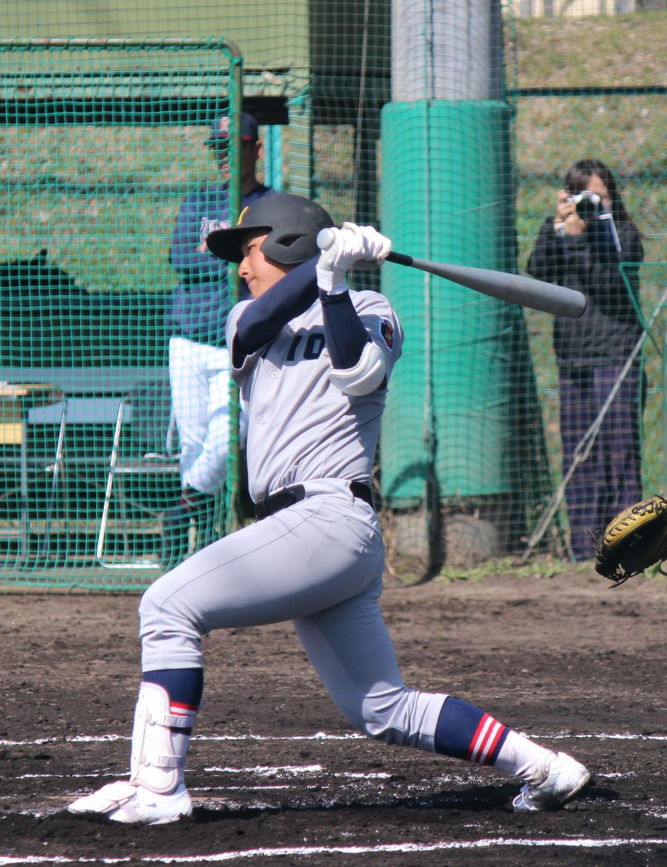 練習試合で左前打を放つ慶応・清原（撮影・柏原誠）