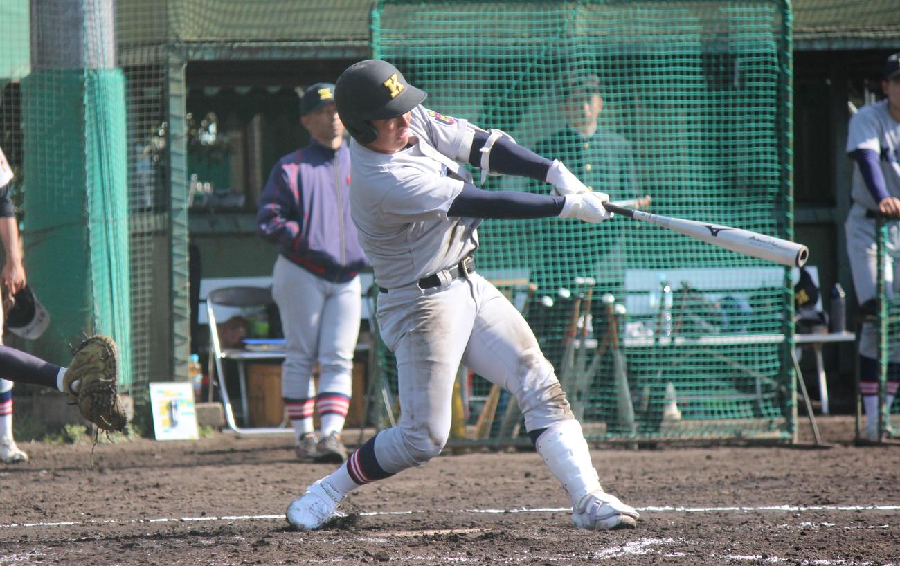 練習試合で左越え3点本塁打を放つ慶応・清原（撮影・柏原誠）
