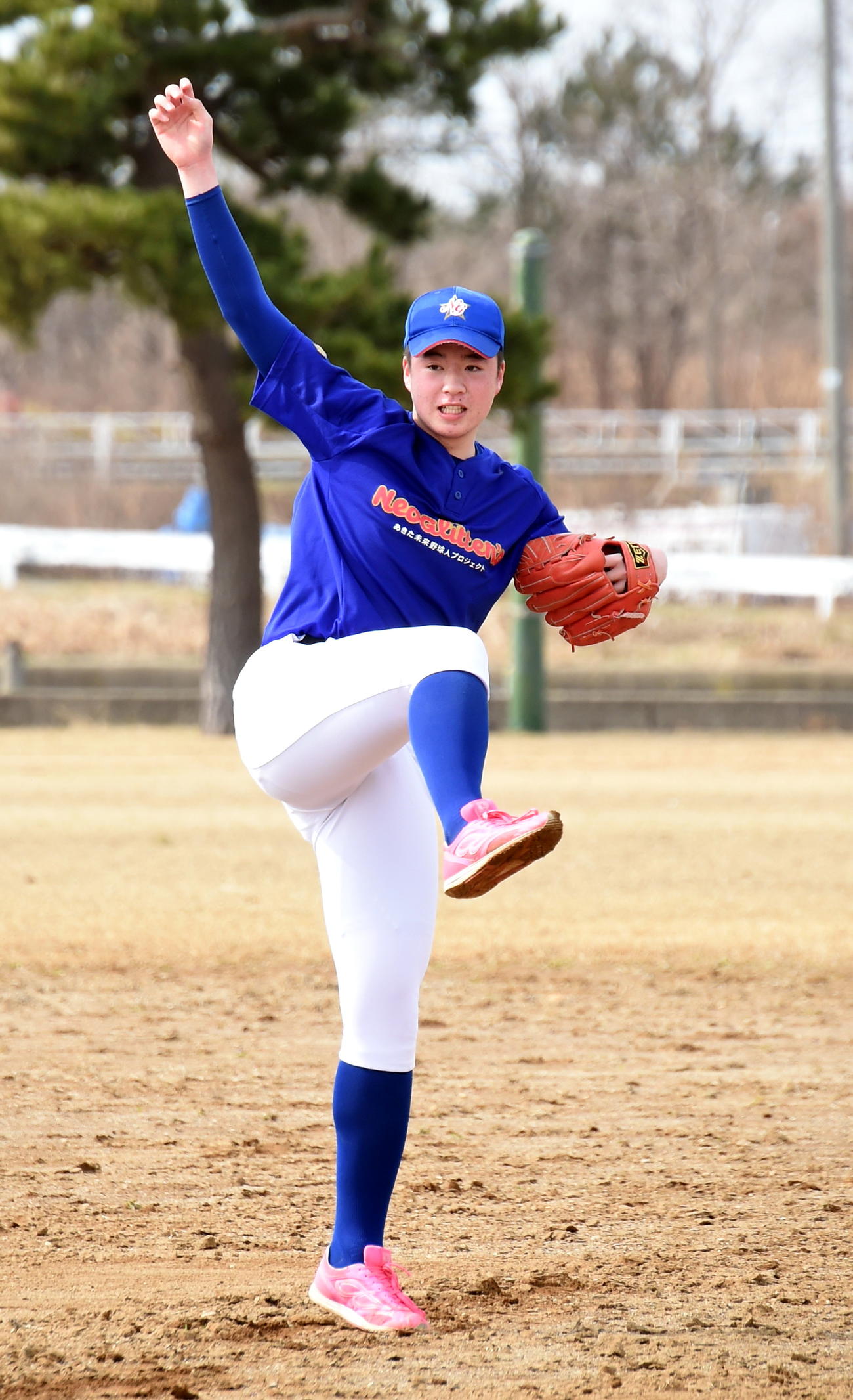 兄輝星をほうふつさせる躍動感あふれるダイナミックなフォームで投げ込む吉田大輝（撮影・山田愛斗）