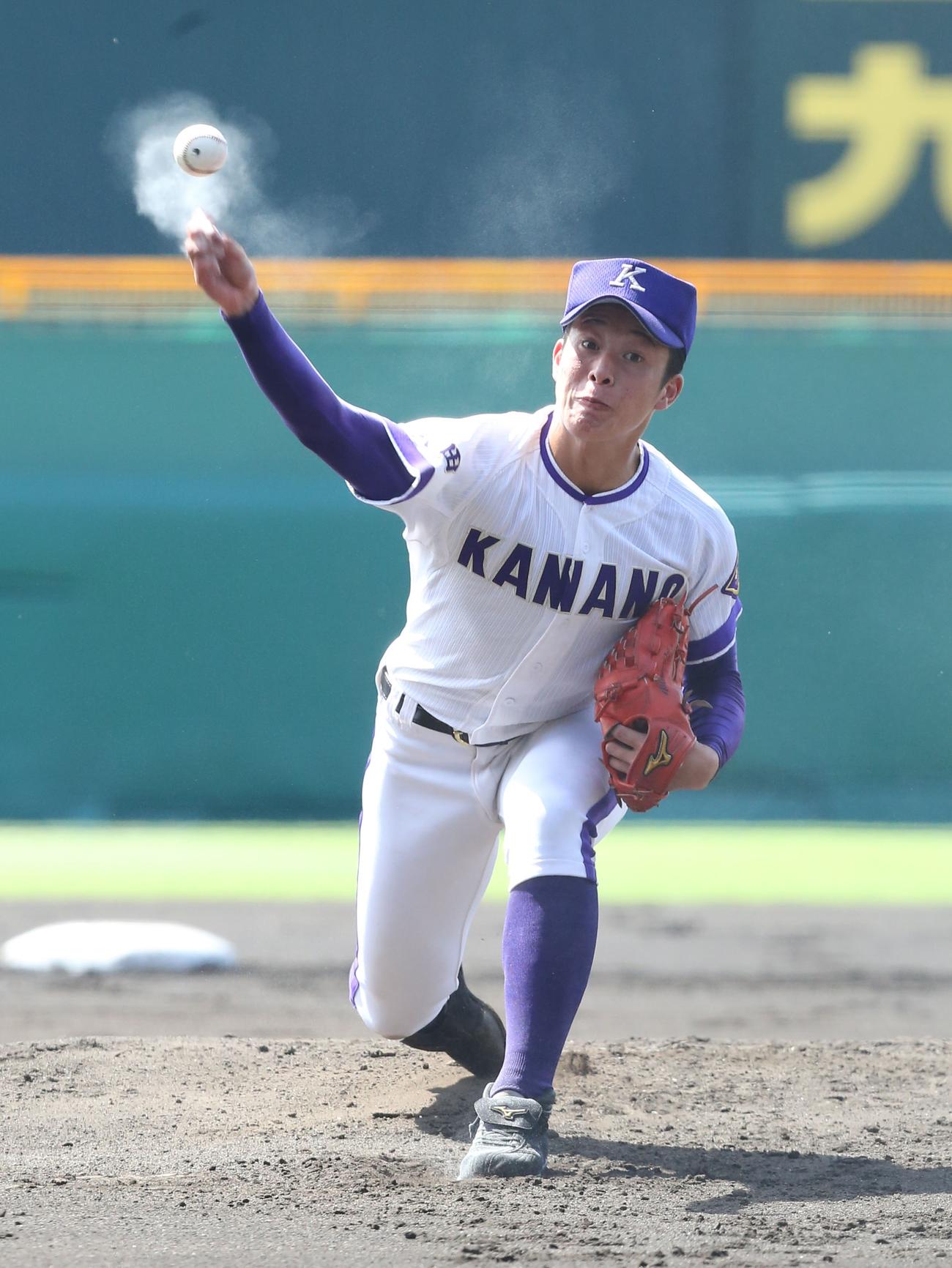 18年8月、日大三戦で力投する金足農・吉田輝星
