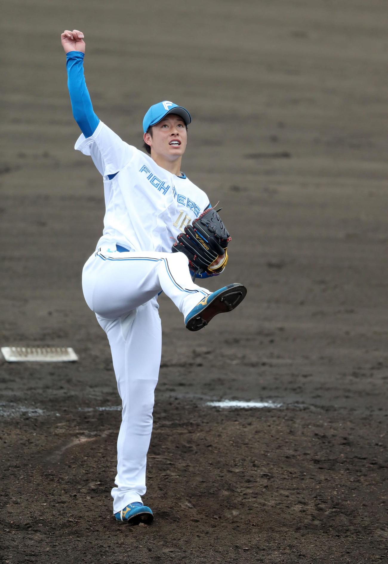 フィニッシュで足を高く上げる日本ハム吉田輝星＝22年2月