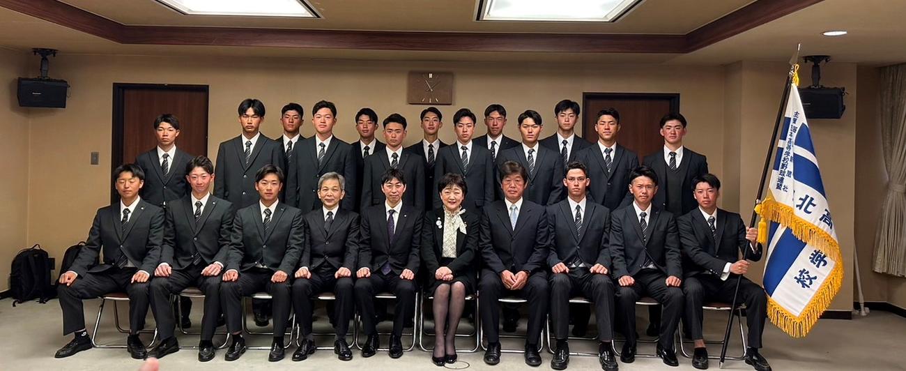 郡和子市長（中央）と記念撮影する東北の選手たち
