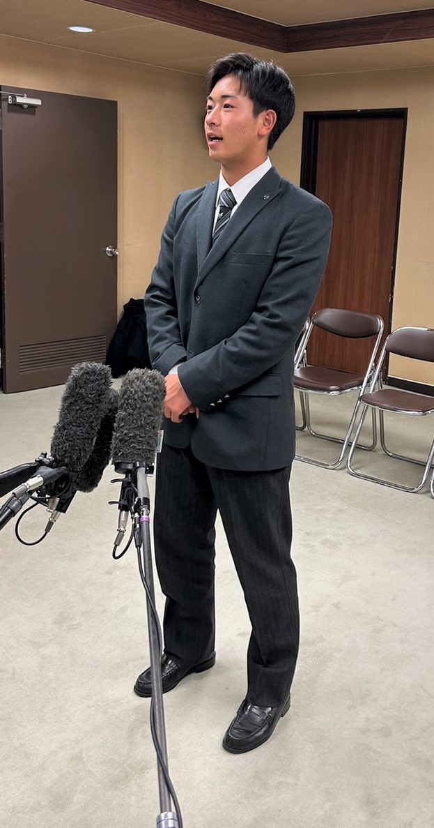 囲み取材に応じる東北・佐藤響主将（撮影・佐藤究）