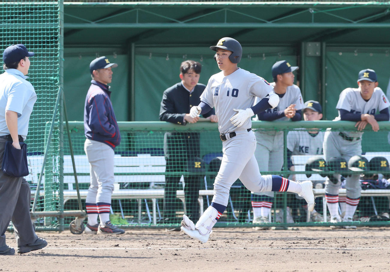 練習試合・明石商対慶応　2回裏慶応無死、清原は左越え本塁打を放ちベースランする（撮影・上山淳一）