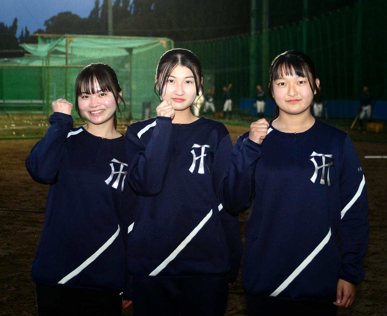 甲子園勝利を願う常葉大菊川のマネジャー。左から山本、川淵、鈴木