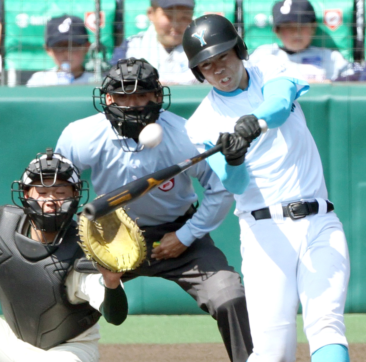 報徳学園対山梨学院　5回裏山梨学院2死二塁、佐仲は左越え2点本塁打を放つ（撮影・上山淳一）