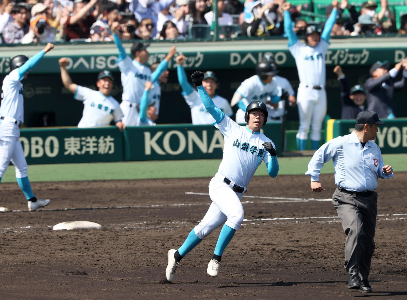 報徳学園対山梨学院　5回裏山梨学院2死二塁、佐仲は左越え2点本塁打を放つ（撮影・上山淳一）