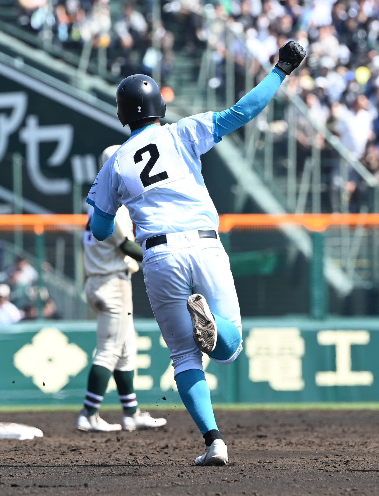 報徳学園対山梨学院　5回裏山梨学院2死二塁、左越えに本塁打を放った佐仲はガッツポーズ（撮影・和賀正仁）