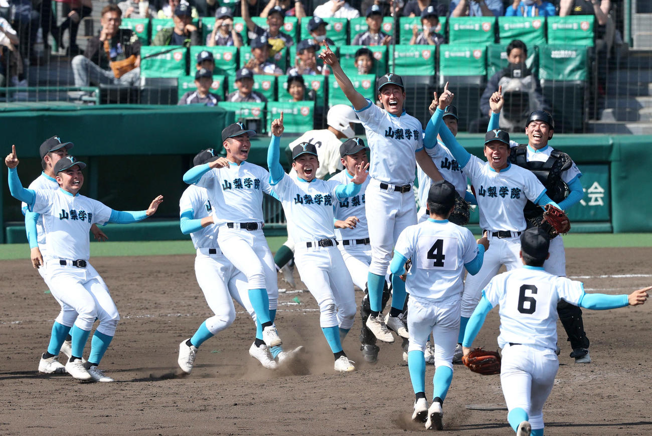 報徳学園対山梨学院　初優勝を決め喜びを爆発させる山梨学院ナイン（撮影・上山淳一）