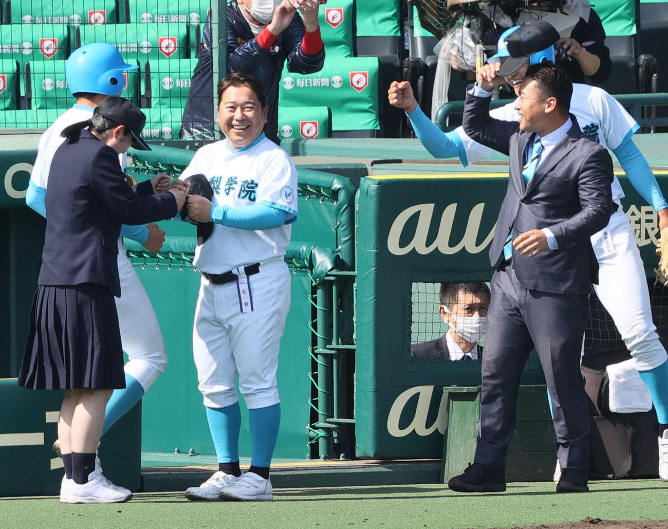 報徳学園対山梨学院　初優勝を決め喜ぶ山梨学院の吉田監督（左から2人目）（撮影・上山淳一）