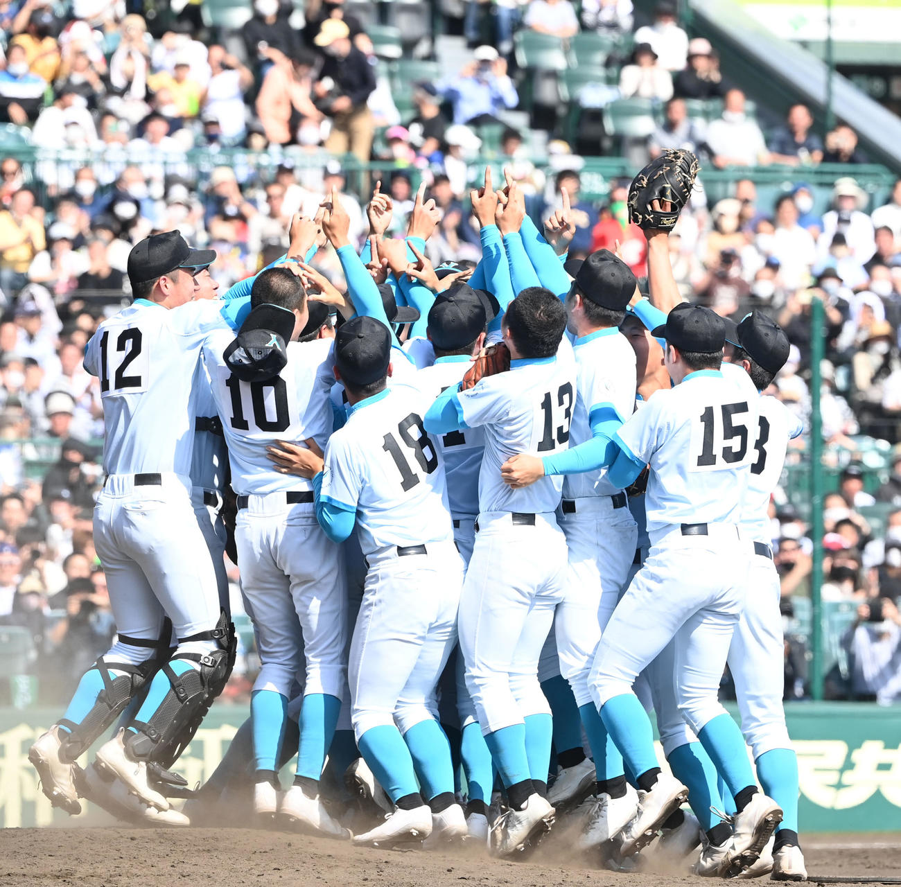 報徳学園に逆転勝ち、初優勝を飾り抱き合って喜ぶ山梨学院の選手ら（撮影・和賀正仁）