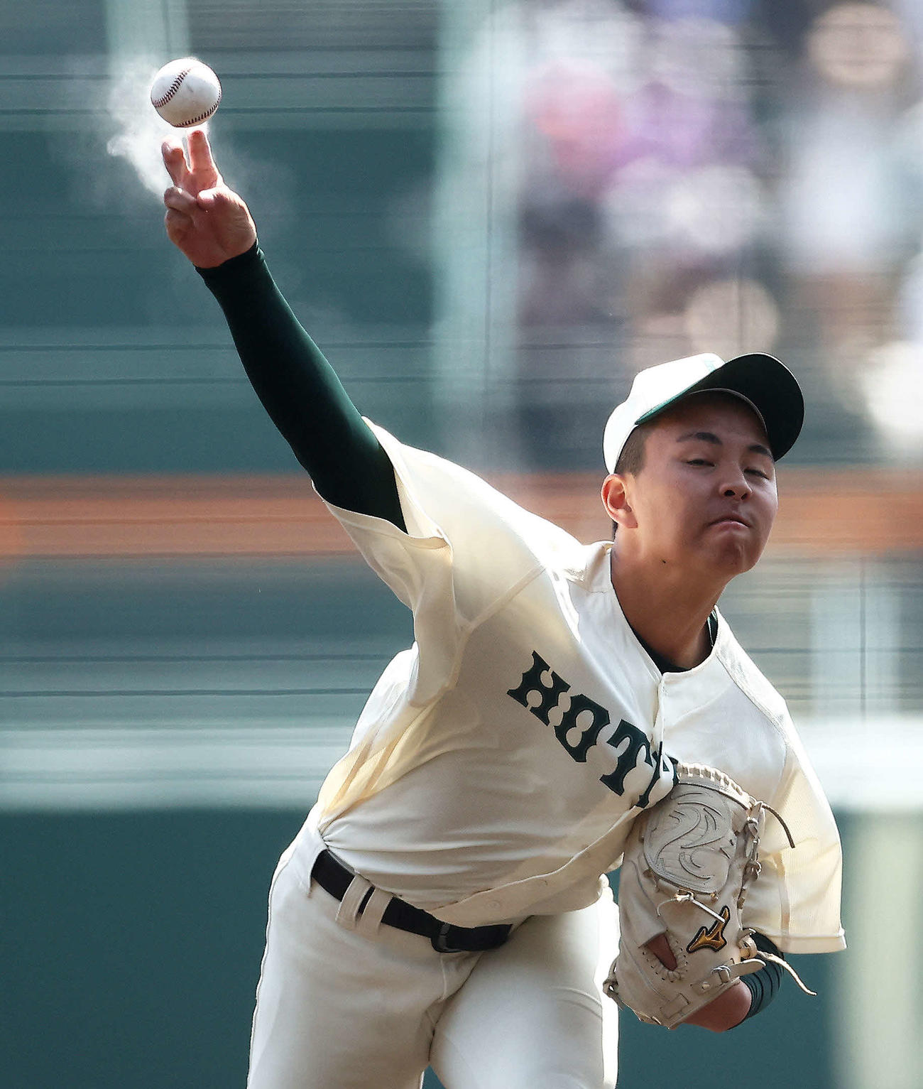 報徳学園対山梨学院　先発で力投する報徳学園・間木（撮影・河田真司）