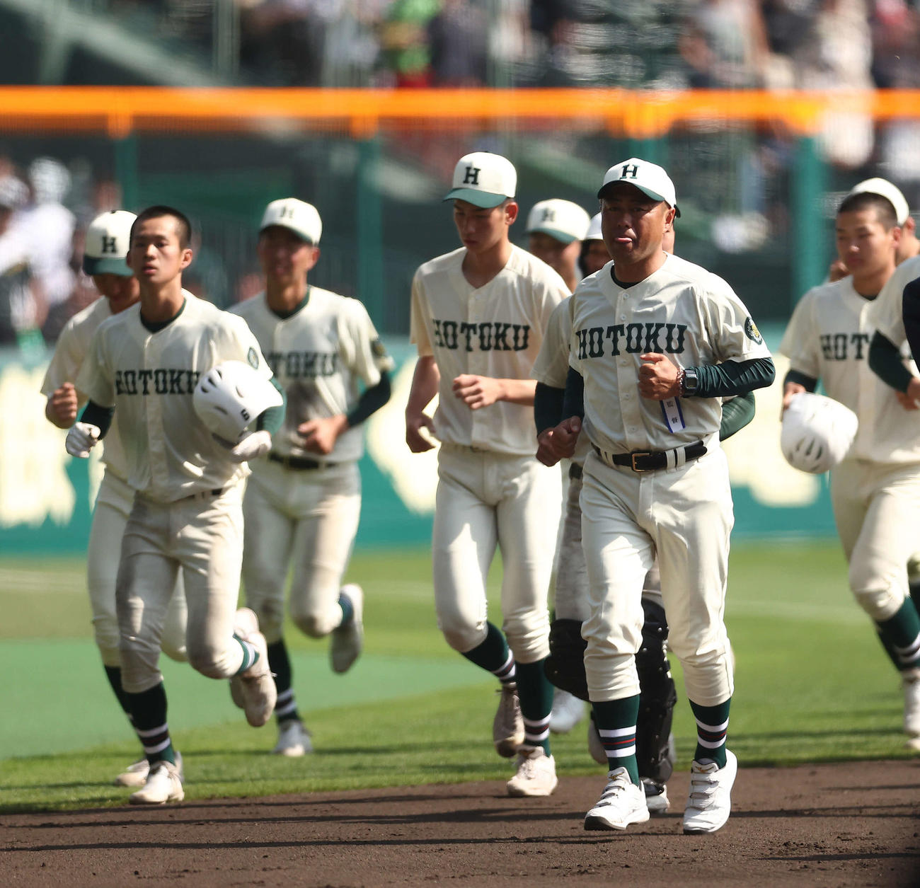 報徳学園対山梨学院　山梨学院に敗れ、あいさつを終える報徳学園・大角監督（右）とナインたち（撮影・河田真司）