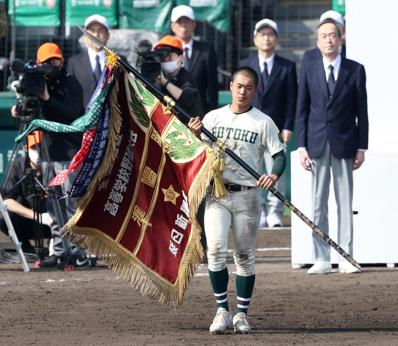報徳学園対山梨学院　準優勝旗を手にする報徳学園の堀主将（撮影・上山淳一）