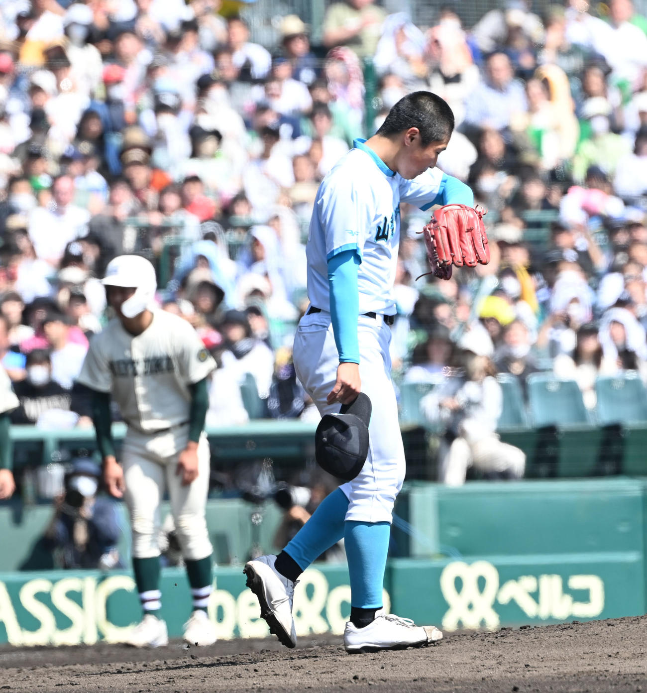 報徳学園対山梨学院　4回表報徳学園1死二、三塁、打者西村の時にボークし失点する山梨学院・林（撮影・和賀正仁）