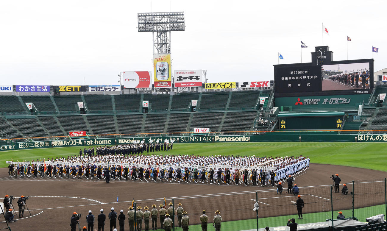 開会式予行演習でグラウンドに整列した出場校（撮影・前岡正明）