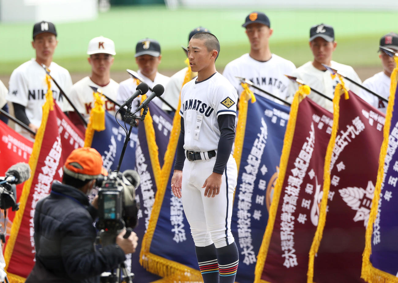開会式リハーサルで選手宣誓の練習をする高松商の横井主将（撮影・上山淳一）
