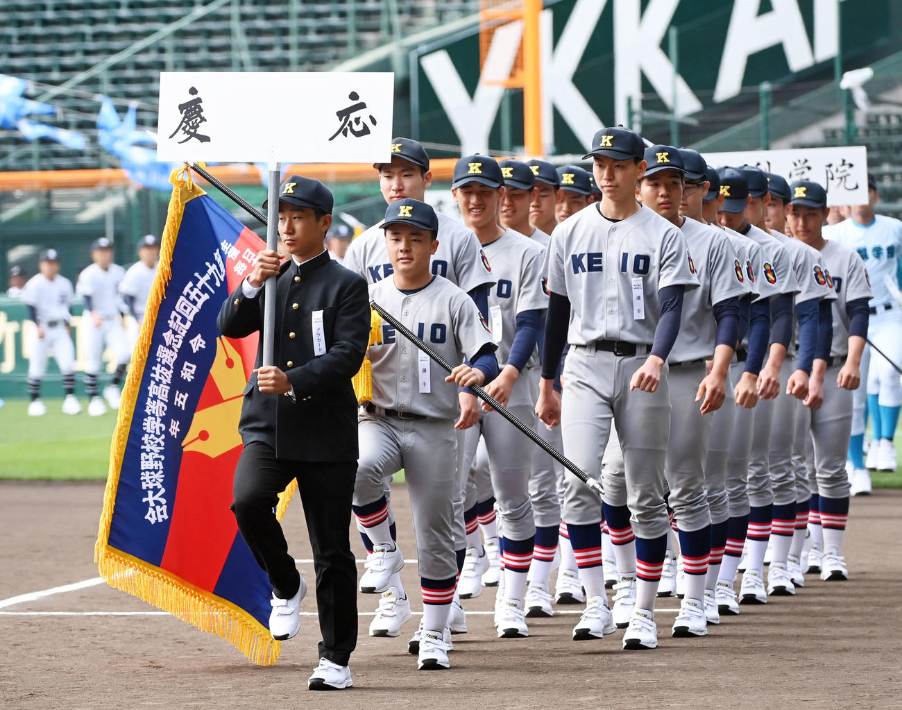 開会式リハーサルで入場する慶応ナイン（撮影・前岡正明）
