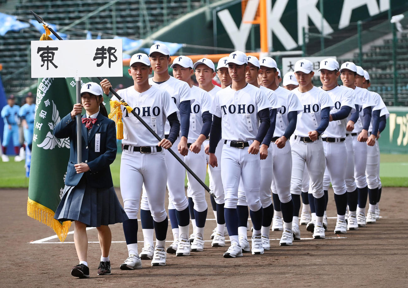 開会式リハーサルで入場する東邦ナイン（撮影・前岡正明）