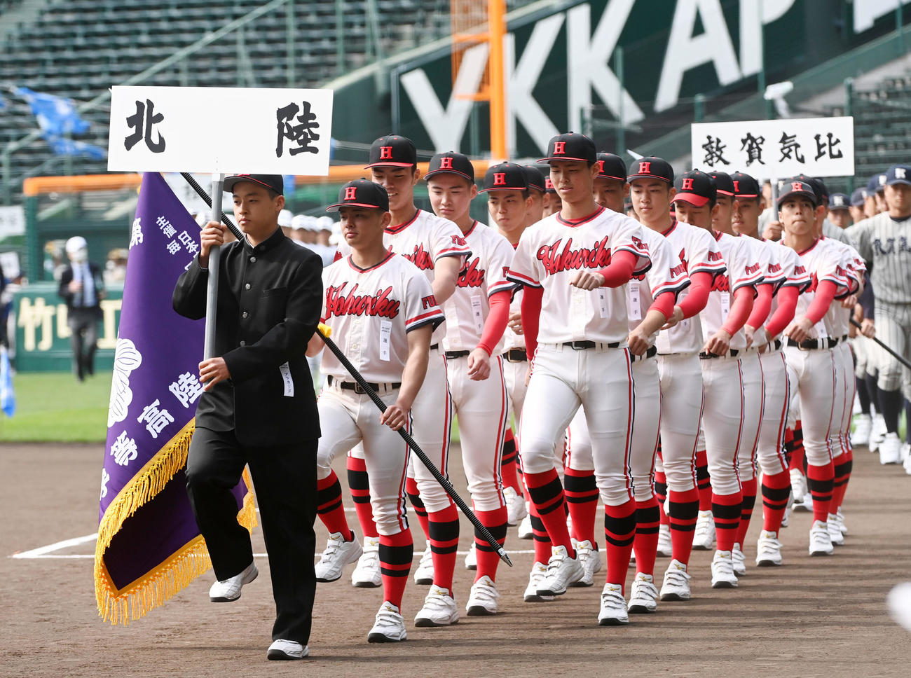 開会式リハーサルで入場する北陸ナイン（撮影・前岡正明）