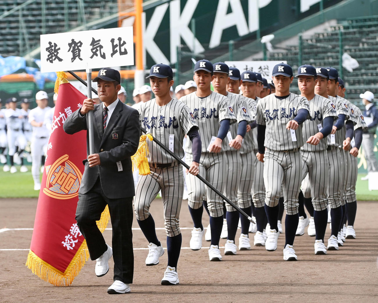 開会式リハーサルで入場する敦賀気比ナイン（撮影・前岡正明）