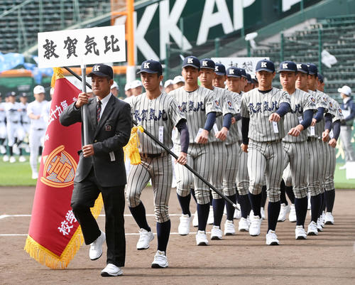 開会式リハーサルで入場する敦賀気比ナイン（撮影・前岡正明）