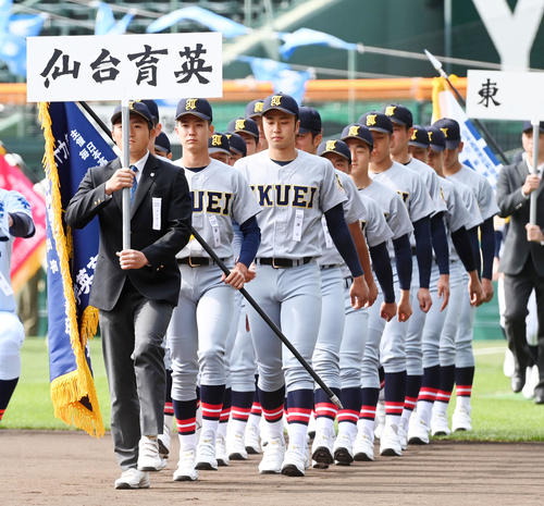 開会式リハーサルで入場する仙台育英ナイン（撮影・前岡正明）