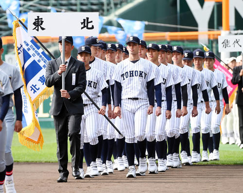 開会式リハーサルで入場する東北ナイン（撮影・前岡正明）