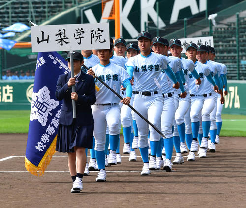 開会式リハーサルで入場する山梨学院ナイン（撮影・前岡正明）