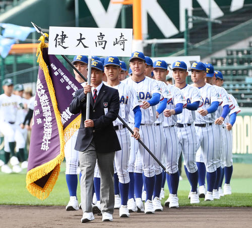開会式リハーサルで入場する健大高崎ナイン（撮影・前岡正明）