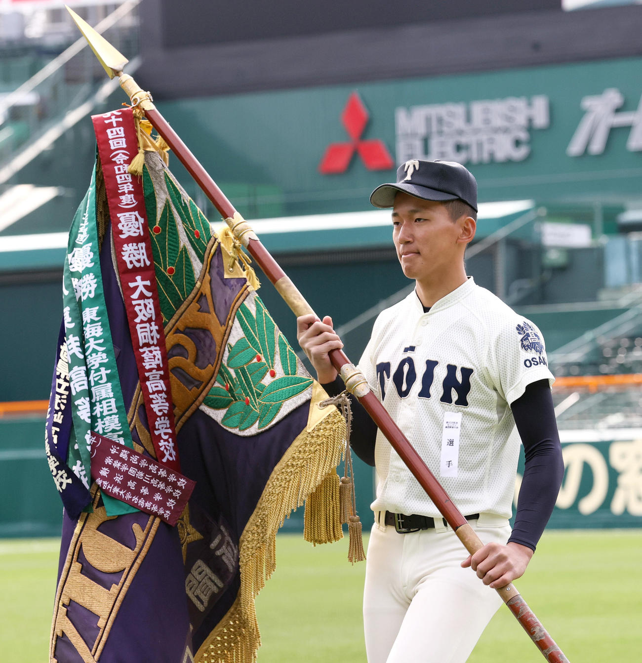 開会式リハーサルで優勝旗を手に行進する大阪桐蔭の前田主将（撮影・上山淳一）