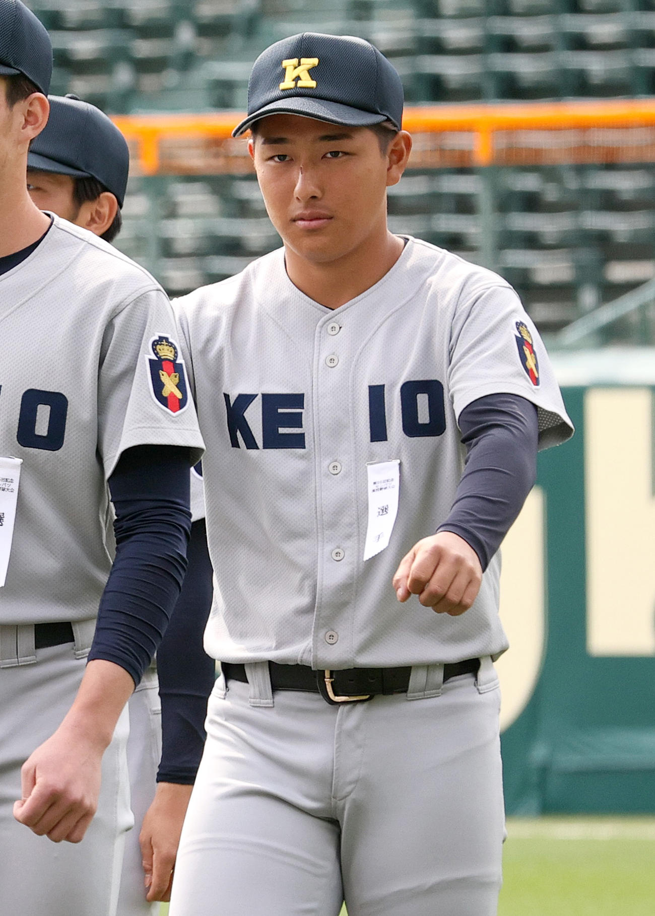 開会式リハーサルで行進する慶応の清原（撮影・上山淳一）