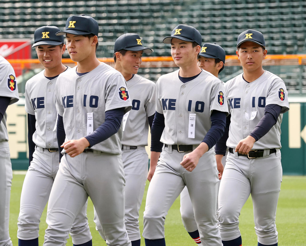 開会式リハーサルで行進する慶応の清原（右）（撮影・上山淳一）
