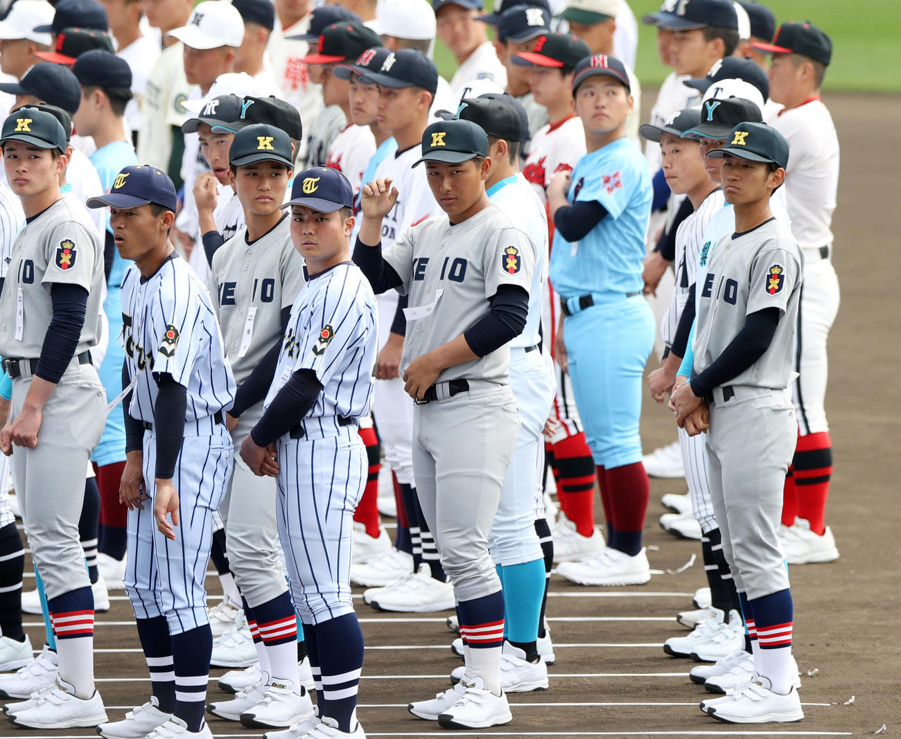 開会式リハーサルで甲子園球場のグラウンドに立つ慶応の清原（右から2人目）（撮影・上山淳一）