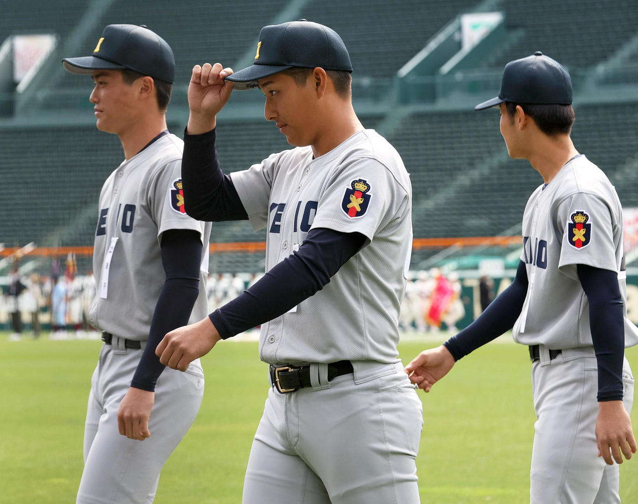 開会式リハーサルで行進する慶応の清原（中央）（撮影・上山淳一）