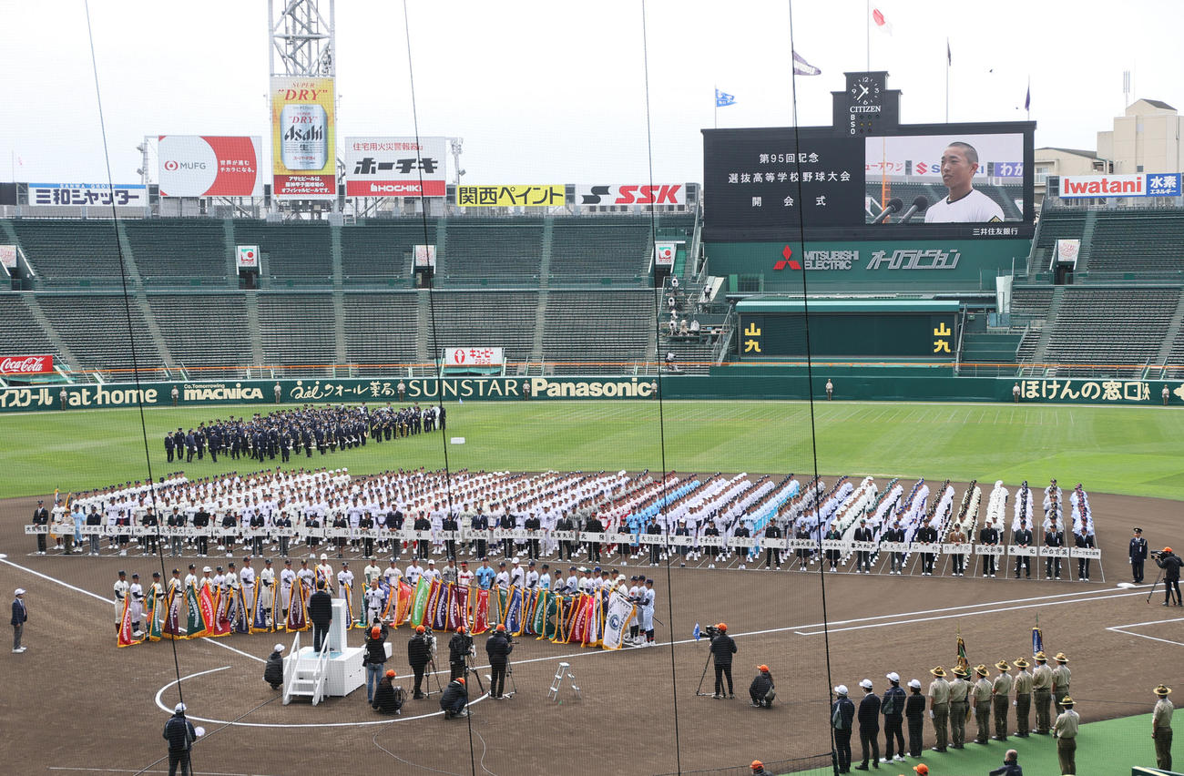 開会式リハーサルで選手宣誓の練習をする高松商の横井主将（撮影・上山淳一）