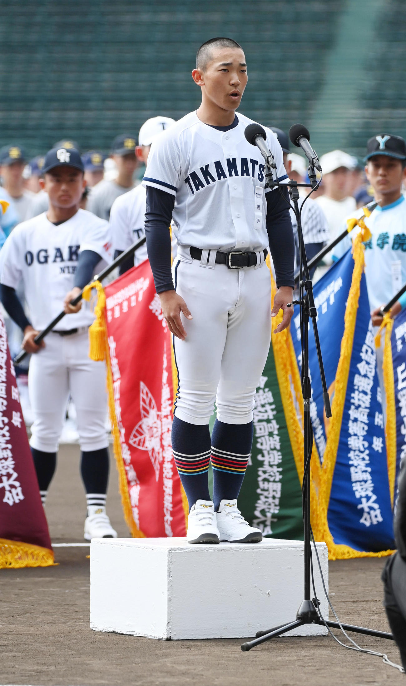 開会式リハーサルで選手宣誓を行う高松商・横井主将（撮影・前岡正明）