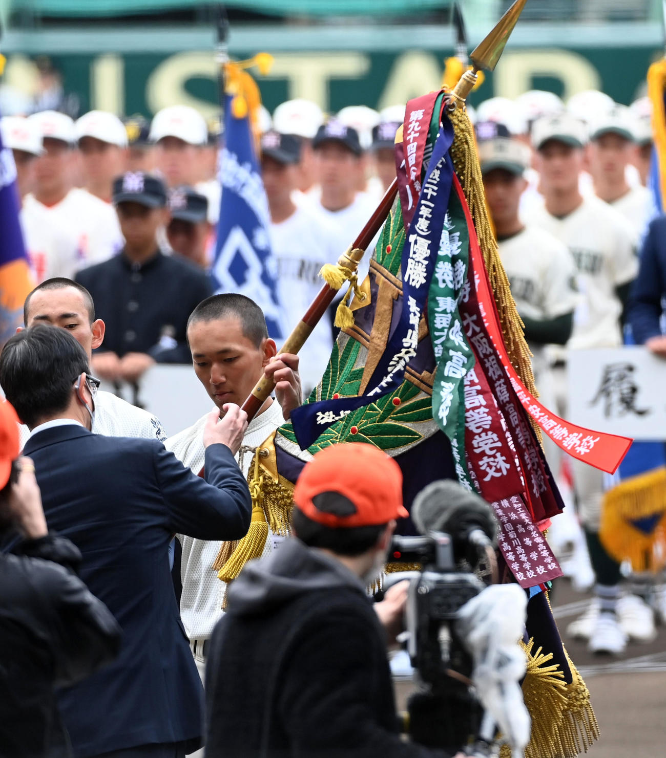 優勝旗を返還する大阪桐蔭・前田主将（撮影・前岡正明）