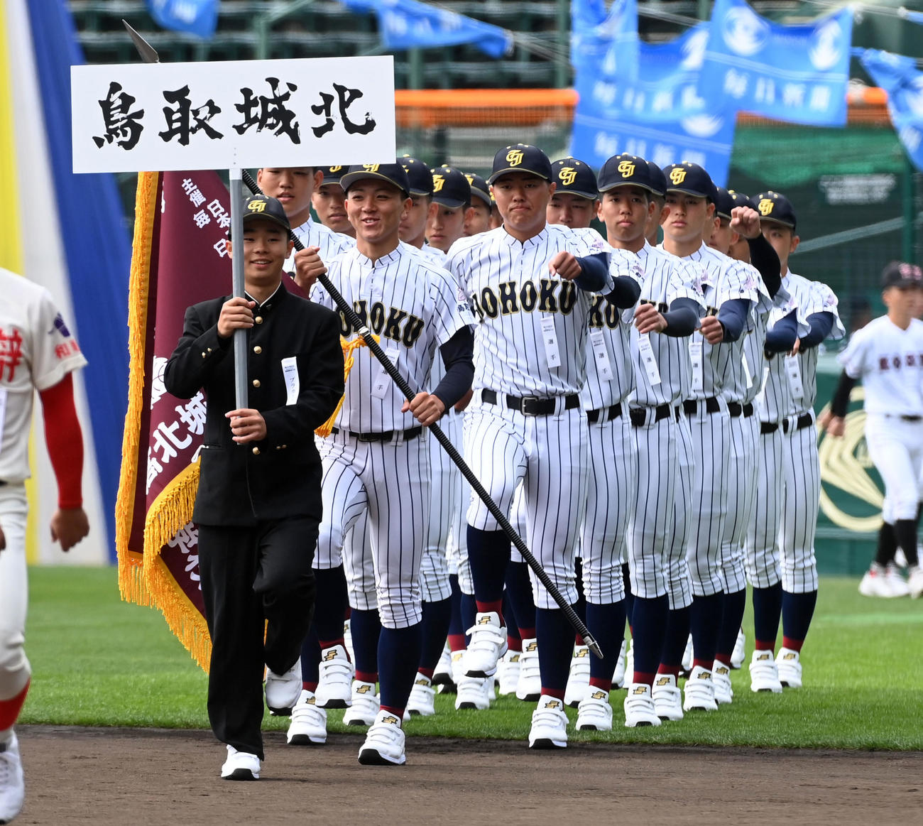 開会式リハーサルで入場する鳥取城北ナイン（撮影・前岡正明）