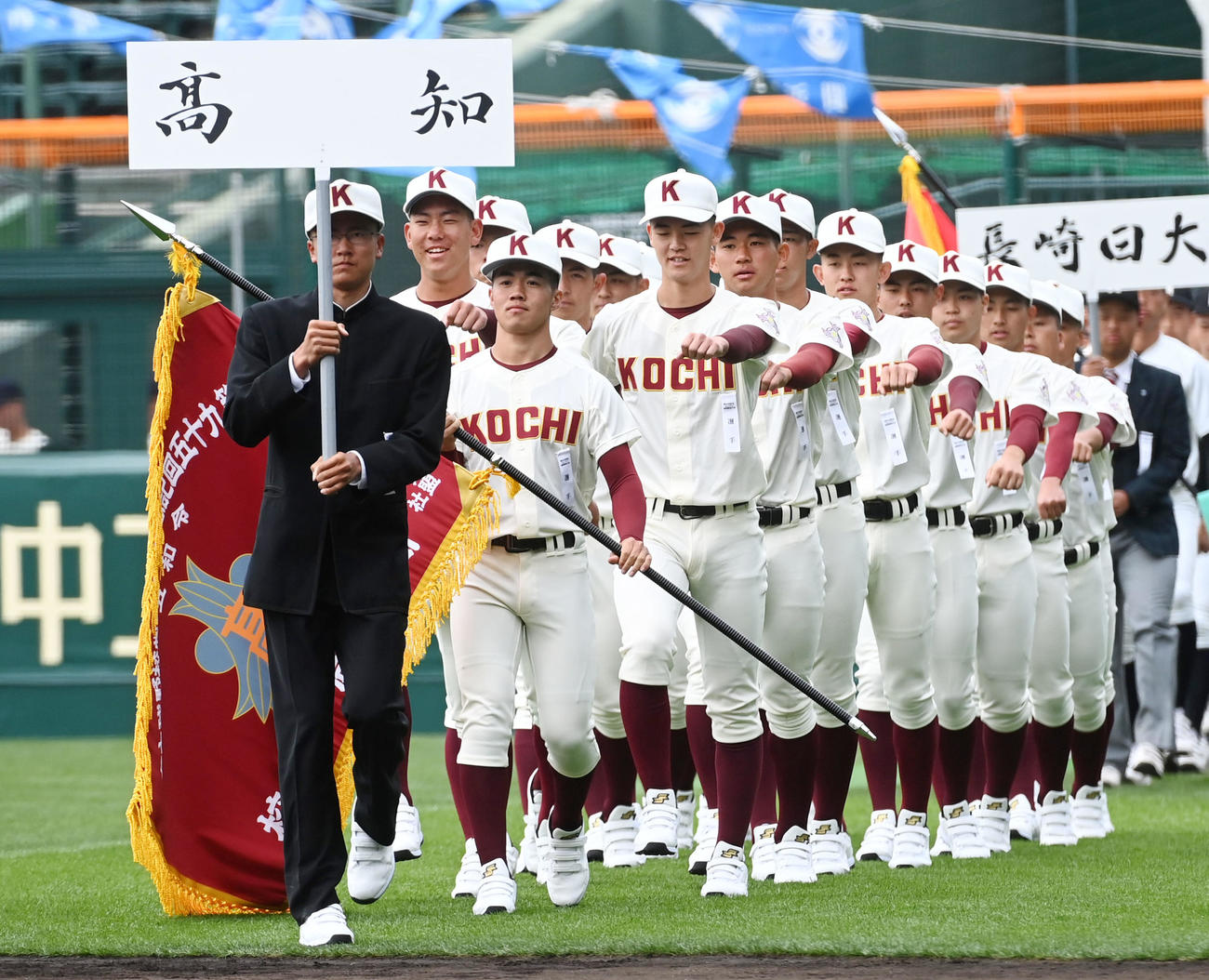 開会式リハーサルで入場する高知ナイン（撮影・前岡正明）