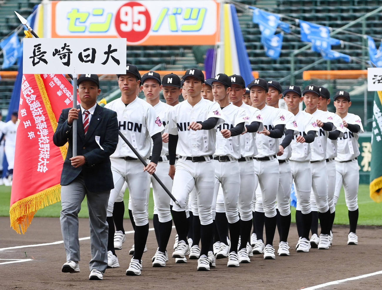開会式リハーサルで入場する長崎日大ナイン（撮影・前岡正明）